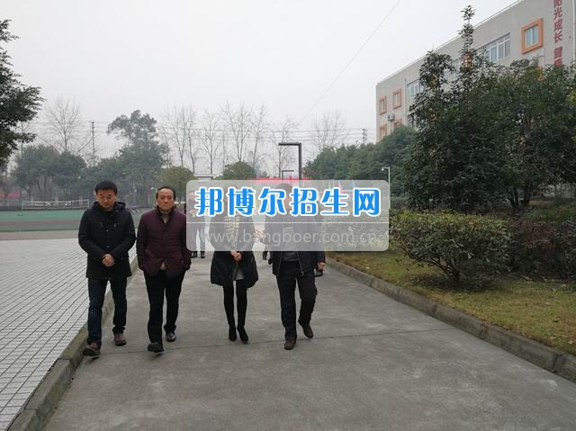區(qū)教育局紀(jì)檢組長(zhǎng)熊雪梅到成都市禮儀職業(yè)中學(xué)檢查指導(dǎo)開(kāi)學(xué)工作