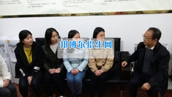 南充師范學(xué)校蔡禮儒校長赴高坪、嘉陵參加實習(xí)就業(yè)基地掛牌并看望實習(xí)生