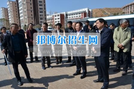 州委、州政府主要領(lǐng)導(dǎo)調(diào)研大理衛(wèi)校整體搬遷建設(shè)工作  2月10日下午，州委書記陳堅(jiān)和州委副書記、州長楊健等領(lǐng)導(dǎo)蒞臨大理衛(wèi)校(大理護(hù)理職業(yè)學(xué)院)海東新校區(qū)，對學(xué)校整體搬遷項(xiàng)目建設(shè)情況進(jìn)行實(shí)地調(diào)研，并在龍山國際會(huì)議中心主持召開推進(jìn)大理衛(wèi)校(大理護(hù)理職業(yè)學(xué)院)整體搬遷建設(shè)專題會(huì)議。楊泓濤校長代表學(xué)校匯報(bào)了學(xué)校的工作情況，海開委、州衛(wèi)計(jì)委、州教育局、州財(cái)政局、州發(fā)改委、州委編辦、州人社局、州審計(jì)局等部門領(lǐng)導(dǎo)對大理衛(wèi)校(大理護(hù)理職業(yè)學(xué)院)整體搬遷建設(shè)情況進(jìn)行了匯報(bào)說明。   會(huì)上,陳堅(jiān)書記強(qiáng)調(diào),各主管部門要站在促進(jìn)全州教育、衛(wèi)生事業(yè)發(fā)展的高度，加強(qiáng)協(xié)調(diào)聯(lián)動(dòng),幫助解決大理衛(wèi)校整體搬遷工作推進(jìn)上的瓶頸問題,以高標(biāo)準(zhǔn)、嚴(yán)要求組織驗(yàn)收和掃尾工作，保證施工安全、建筑安全及搬遷后的校園安全。楊健州長重申了實(shí)現(xiàn)整體搬遷的意義，并要求學(xué)校要在升格組建大理護(hù)理職業(yè)學(xué)院的同時(shí)，保留大理衛(wèi)校的牌子和教學(xué)優(yōu)勢，不斷提高辦學(xué)質(zhì)量，擴(kuò)大辦學(xué)規(guī)模，為全州衛(wèi)生事業(yè)發(fā)展輸送更多優(yōu)質(zhì)人才。   此次調(diào)研和座談會(huì)充分體現(xiàn)了州委、州政府對于學(xué)校整體搬遷建設(shè)的高度重視，也為學(xué)校發(fā)展指明了方向。學(xué)校領(lǐng)導(dǎo)對州委、州政府長期以來對學(xué)校的關(guān)心和支持致以衷心的感謝，并表示將按照會(huì)議的相關(guān)要求，抓實(shí)各項(xiàng)搬遷準(zhǔn)備工作，確保按時(shí)完成搬遷辦學(xué)。多措并舉做好資金籌措和師資隊(duì)伍建設(shè)，齊心協(xié)力將大理衛(wèi)校(大理護(hù)理職業(yè)學(xué)院)打造成為一所具有特色的一流高等護(hù)理職業(yè)院校。