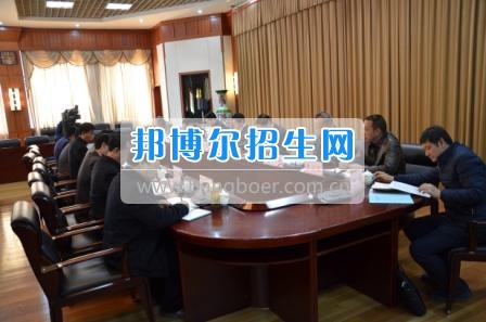 州委、州政府主要領(lǐng)導(dǎo)調(diào)研大理衛(wèi)校整體搬遷建設(shè)工作  2月10日下午，州委書記陳堅(jiān)和州委副書記、州長楊健等領(lǐng)導(dǎo)蒞臨大理衛(wèi)校(大理護(hù)理職業(yè)學(xué)院)海東新校區(qū)，對學(xué)校整體搬遷項(xiàng)目建設(shè)情況進(jìn)行實(shí)地調(diào)研，并在龍山國際會(huì)議中心主持召開推進(jìn)大理衛(wèi)校(大理護(hù)理職業(yè)學(xué)院)整體搬遷建設(shè)專題會(huì)議。楊泓濤校長代表學(xué)校匯報(bào)了學(xué)校的工作情況，海開委、州衛(wèi)計(jì)委、州教育局、州財(cái)政局、州發(fā)改委、州委編辦、州人社局、州審計(jì)局等部門領(lǐng)導(dǎo)對大理衛(wèi)校(大理護(hù)理職業(yè)學(xué)院)整體搬遷建設(shè)情況進(jìn)行了匯報(bào)說明。   會(huì)上,陳堅(jiān)書記強(qiáng)調(diào),各主管部門要站在促進(jìn)全州教育、衛(wèi)生事業(yè)發(fā)展的高度，加強(qiáng)協(xié)調(diào)聯(lián)動(dòng),幫助解決大理衛(wèi)校整體搬遷工作推進(jìn)上的瓶頸問題,以高標(biāo)準(zhǔn)、嚴(yán)要求組織驗(yàn)收和掃尾工作，保證施工安全、建筑安全及搬遷后的校園安全。楊健州長重申了實(shí)現(xiàn)整體搬遷的意義，并要求學(xué)校要在升格組建大理護(hù)理職業(yè)學(xué)院的同時(shí)，保留大理衛(wèi)校的牌子和教學(xué)優(yōu)勢，不斷提高辦學(xué)質(zhì)量，擴(kuò)大辦學(xué)規(guī)模，為全州衛(wèi)生事業(yè)發(fā)展輸送更多優(yōu)質(zhì)人才。   此次調(diào)研和座談會(huì)充分體現(xiàn)了州委、州政府對于學(xué)校整體搬遷建設(shè)的高度重視，也為學(xué)校發(fā)展指明了方向。學(xué)校領(lǐng)導(dǎo)對州委、州政府長期以來對學(xué)校的關(guān)心和支持致以衷心的感謝，并表示將按照會(huì)議的相關(guān)要求，抓實(shí)各項(xiàng)搬遷準(zhǔn)備工作，確保按時(shí)完成搬遷辦學(xué)。多措并舉做好資金籌措和師資隊(duì)伍建設(shè)，齊心協(xié)力將大理衛(wèi)校(大理護(hù)理職業(yè)學(xué)院)打造成為一所具有特色的一流高等護(hù)理職業(yè)院校。