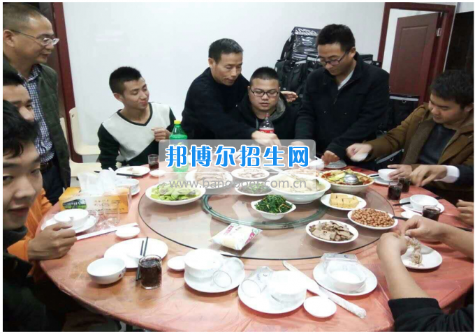 重慶市公共交通技工學(xué)校記首批赴臺州公交畢業(yè)學(xué)子新春關(guān)懷