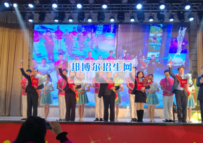 重慶市酉陽縣職業(yè)教育中心教師陳霞成為重慶市首屆“職教感動人物”