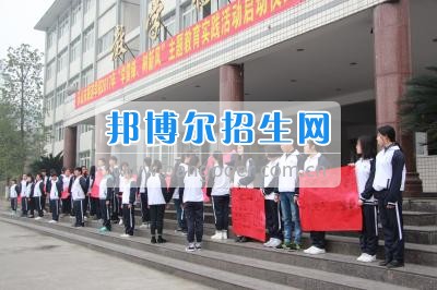 樂山市旅游學(xué)校開展三月春風(fēng)拂樂旅 雷鋒精神暖人心