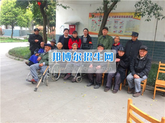 成都指南針學(xué)校黨支部深入敬老院開展“黨員義工”服務(wù)活動