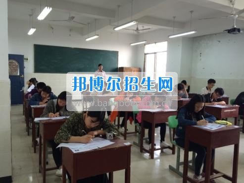 四川三河職業(yè)學(xué)院五年制轉(zhuǎn)錄考試工作圓滿結(jié)束  4月6日-7日，根據(jù)《四川三河職業(yè)學(xué)院2017年五年制轉(zhuǎn)錄考核方案》要求，2017年五年制轉(zhuǎn)錄考試在聯(lián)辦學(xué)校合江少岷職業(yè)技術(shù)學(xué)校張灣校區(qū)舉行，考試由教務(wù)處丁小林副處長(zhǎng)組織，少岷職校有關(guān)領(lǐng)導(dǎo)共同配合開展，考試組織嚴(yán)密、紀(jì)律正常、圓滿完成了2017年五年制轉(zhuǎn)錄考試工作。