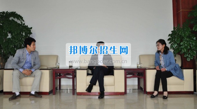 韓國國立江原大學(xué)國際交流處 金炯男課長一行來訪四川汽車職業(yè)技術(shù)學(xué)院  017年4月26日上午，韓國國立江原大學(xué)國際交流處金炯男課長、協(xié)力官尹海玉老師一行來訪我校。學(xué)院董事長、院長鄧斌在學(xué)院會議室親切會見了金炯男課長一行。   鄧斌院長對他們的到來表示熱烈的歡迎。他講到，兩校之間的友誼年輕而充滿活力，有良好的合作基礎(chǔ)。希望今后兩校進一步加強學(xué)生、教師間的互訪與交流，圍繞共同感興趣的課題召開學(xué)術(shù)會議，共促學(xué)術(shù)研究與交流，共同培養(yǎng)高水平人才。   金炯男科長對學(xué)校熱情周到的接待表示感謝!他談到，四川汽車職業(yè)技術(shù)學(xué)院到江源大學(xué)就讀的同學(xué)成績優(yōu)異、表現(xiàn)突出，并希望通過這次會見，進一步增進兩校友誼、加強合作，為學(xué)生的成長發(fā)展提供更好的平臺。學(xué)院國際交流部部長徐小龍、院辦主任李國玲陪同會見。   當日下午，在學(xué)院學(xué)術(shù)報告廳舉行了韓國國立江原大學(xué)留學(xué)推介說明會，500余師生參加。
