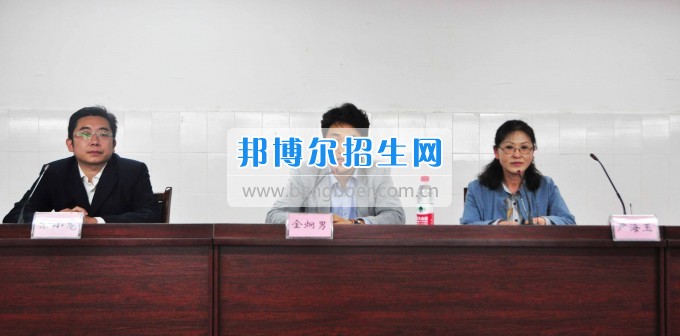 韓國國立江原大學(xué)國際交流處 金炯男課長一行來訪四川汽車職業(yè)技術(shù)學(xué)院  017年4月26日上午，韓國國立江原大學(xué)國際交流處金炯男課長、協(xié)力官尹海玉老師一行來訪我校。學(xué)院董事長、院長鄧斌在學(xué)院會議室親切會見了金炯男課長一行。   鄧斌院長對他們的到來表示熱烈的歡迎。他講到，兩校之間的友誼年輕而充滿活力，有良好的合作基礎(chǔ)。希望今后兩校進一步加強學(xué)生、教師間的互訪與交流，圍繞共同感興趣的課題召開學(xué)術(shù)會議，共促學(xué)術(shù)研究與交流，共同培養(yǎng)高水平人才。   金炯男科長對學(xué)校熱情周到的接待表示感謝!他談到，四川汽車職業(yè)技術(shù)學(xué)院到江源大學(xué)就讀的同學(xué)成績優(yōu)異、表現(xiàn)突出，并希望通過這次會見，進一步增進兩校友誼、加強合作，為學(xué)生的成長發(fā)展提供更好的平臺。學(xué)院國際交流部部長徐小龍、院辦主任李國玲陪同會見。   當日下午，在學(xué)院學(xué)術(shù)報告廳舉行了韓國國立江原大學(xué)留學(xué)推介說明會，500余師生參加。