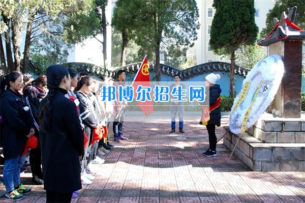 阿壩州中等職業(yè)技術(shù)學(xué)校志愿者到茂縣革命烈士陵園開展紀(jì)念活動(dòng)