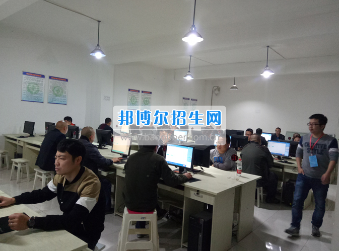 內(nèi)江市鐵路機械學(xué)校首期“特種設(shè)備、特種作業(yè)人員安全技術(shù)培訓(xùn)班”順利結(jié)業(yè)