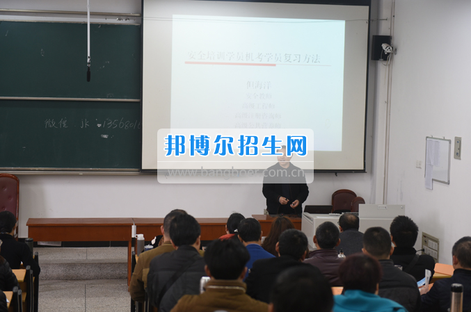 內(nèi)江市鐵路機械學(xué)校首期“特種設(shè)備、特種作業(yè)人員安全技術(shù)培訓(xùn)班”順利結(jié)業(yè)