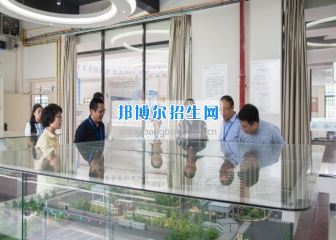 四川省一帶一路促進會會長林忠清一行來四川省經(jīng)濟管理學校參觀考察，共同商建“一帶一路國際職業(yè)教育中心”