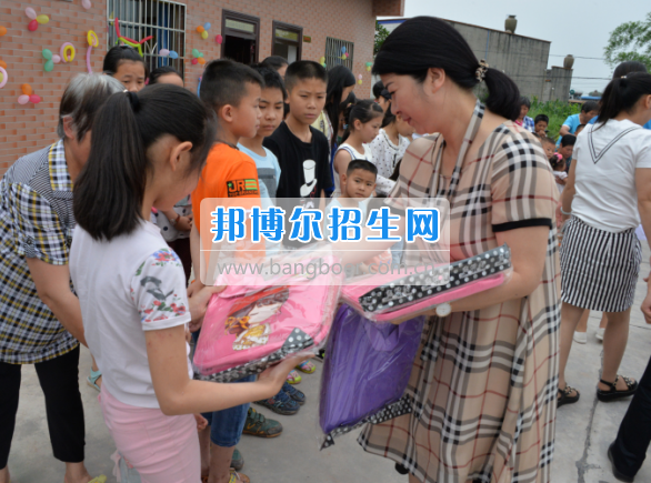 川南幼兒師范高等?？茖W(xué)校在前進(jìn)村留守兒童之家舉行慶“六一“活動(dòng)