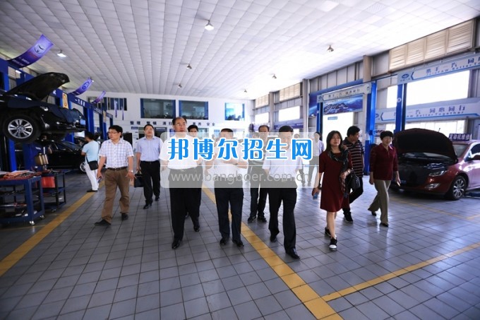 沈陽職業(yè)技術(shù)學院院長劉樹敏、濰坊工程職業(yè)學院院長高立伯一行來四川工程職業(yè)技術(shù)學院考察交流