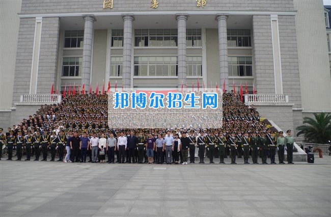 四川管理職業(yè)學院國旗隊參加四川省高校國旗護衛(wèi)隊會操交流活動  為慶祝中國人民解放軍建軍90周年，推進西南地區(qū)高校國旗文化的發(fā)展，持續(xù)發(fā)揮升旗儀式的教育引導作用，深化愛國主義教育，5月20日，我院國旗隊應(yīng)邀參加了由四川大學錦城學院發(fā)起的會操交流活動。  全省28所高校的國旗護衛(wèi)隊，近千名國旗手齊聚一堂。在莊嚴的升旗儀式后，活動進入會操展示環(huán)節(jié)。我院國旗隊邁著整齊劃一的步伐走過主席臺，展示出了優(yōu)秀的訓練水平和昂揚的精神風貌。當天下午，在四川大學錦城學院大禮堂舉行了“以我火紅青春、譜寫國旗禮贊”大學生升旗手文藝匯演。我院代表隊以優(yōu)雅的舞姿展現(xiàn)了大學生青春的風采。表達了對祖國與學院的炙熱情感和嚴于律己的學習態(tài)度。  此次會操交流活動，加強了省內(nèi)各高校國旗護衛(wèi)隊間的聯(lián)系，弘揚了愛國、愛旗、護旗的精神，獲得了寶貴的經(jīng)驗，明確了努力的方向。我院國旗隊的隊員們紛紛表示：要肩負起捍衛(wèi)國旗尊嚴、宣傳國旗文化的神圣使命!
