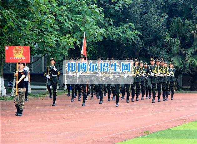 四川管理職業(yè)學院國旗隊參加四川省高校國旗護衛(wèi)隊會操交流活動  為慶祝中國人民解放軍建軍90周年，推進西南地區(qū)高校國旗文化的發(fā)展，持續(xù)發(fā)揮升旗儀式的教育引導作用，深化愛國主義教育，5月20日，我院國旗隊應(yīng)邀參加了由四川大學錦城學院發(fā)起的會操交流活動。  全省28所高校的國旗護衛(wèi)隊，近千名國旗手齊聚一堂。在莊嚴的升旗儀式后，活動進入會操展示環(huán)節(jié)。我院國旗隊邁著整齊劃一的步伐走過主席臺，展示出了優(yōu)秀的訓練水平和昂揚的精神風貌。當天下午，在四川大學錦城學院大禮堂舉行了“以我火紅青春、譜寫國旗禮贊”大學生升旗手文藝匯演。我院代表隊以優(yōu)雅的舞姿展現(xiàn)了大學生青春的風采。表達了對祖國與學院的炙熱情感和嚴于律己的學習態(tài)度。  此次會操交流活動，加強了省內(nèi)各高校國旗護衛(wèi)隊間的聯(lián)系，弘揚了愛國、愛旗、護旗的精神，獲得了寶貴的經(jīng)驗，明確了努力的方向。我院國旗隊的隊員們紛紛表示：要肩負起捍衛(wèi)國旗尊嚴、宣傳國旗文化的神圣使命!