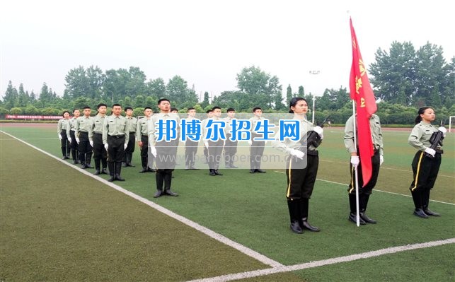 四川管理職業(yè)學院國旗隊參加四川省高校國旗護衛(wèi)隊會操交流活動  為慶祝中國人民解放軍建軍90周年，推進西南地區(qū)高校國旗文化的發(fā)展，持續(xù)發(fā)揮升旗儀式的教育引導作用，深化愛國主義教育，5月20日，我院國旗隊應(yīng)邀參加了由四川大學錦城學院發(fā)起的會操交流活動。  全省28所高校的國旗護衛(wèi)隊，近千名國旗手齊聚一堂。在莊嚴的升旗儀式后，活動進入會操展示環(huán)節(jié)。我院國旗隊邁著整齊劃一的步伐走過主席臺，展示出了優(yōu)秀的訓練水平和昂揚的精神風貌。當天下午，在四川大學錦城學院大禮堂舉行了“以我火紅青春、譜寫國旗禮贊”大學生升旗手文藝匯演。我院代表隊以優(yōu)雅的舞姿展現(xiàn)了大學生青春的風采。表達了對祖國與學院的炙熱情感和嚴于律己的學習態(tài)度。  此次會操交流活動，加強了省內(nèi)各高校國旗護衛(wèi)隊間的聯(lián)系，弘揚了愛國、愛旗、護旗的精神，獲得了寶貴的經(jīng)驗，明確了努力的方向。我院國旗隊的隊員們紛紛表示：要肩負起捍衛(wèi)國旗尊嚴、宣傳國旗文化的神圣使命!