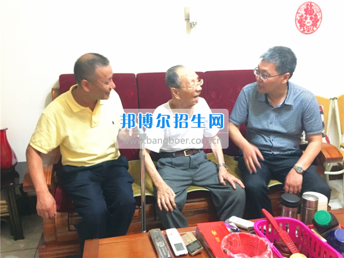 成都中醫(yī)藥大學(xué)領(lǐng)導(dǎo)走訪慰問老黨員、困難黨員和群眾代表