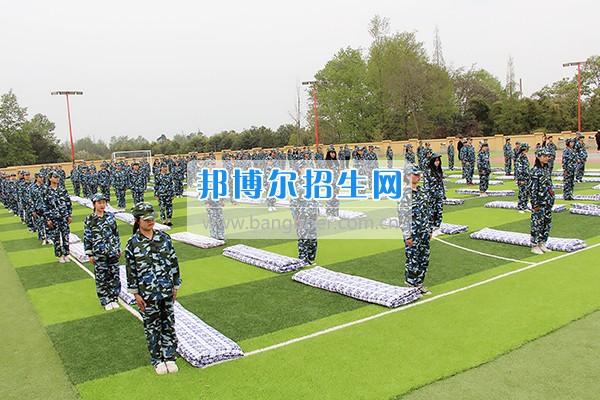 四川五月花汽修學(xué)院軍訓(xùn)一場(chǎng)壯觀的“豆腐”盛宴