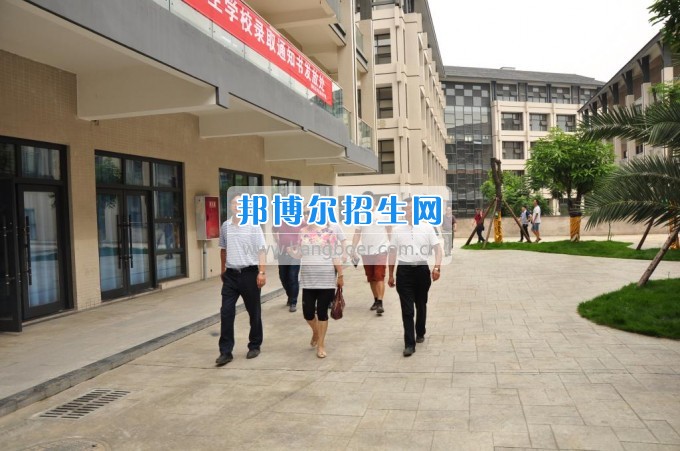 攀枝花學(xué)院土木工程學(xué)院副校長(zhǎng)石維富帶隊(duì)檢查康養(yǎng)學(xué)院后勤準(zhǔn)備工作  7月10日，攀枝花學(xué)院土木工程學(xué)院副校長(zhǎng)石維富帶領(lǐng)學(xué)生處、后管處、網(wǎng)計(jì)中心、后勤集團(tuán)、宣傳部、康養(yǎng)學(xué)院、花舞人間公司相關(guān)負(fù)責(zé)人一同視察了康養(yǎng)學(xué)院后勤保障準(zhǔn)備工作。  石維富主要檢查了學(xué)生寢室、教室、實(shí)驗(yàn)室、食堂、運(yùn)動(dòng)場(chǎng)等校園環(huán)境設(shè)施的準(zhǔn)備情況。相關(guān)單位對(duì)準(zhǔn)備工作中存在的問(wèn)題提出了具體整改意見。最后石維富要求相關(guān)單位積極配合花舞人間公司做好開學(xué)前準(zhǔn)備工作，并希望花舞人間公司加快工作進(jìn)度，確保在開學(xué)前各項(xiàng)準(zhǔn)備工作保質(zhì)保量完成。  
