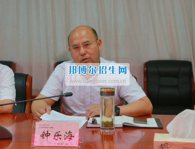 市委機構(gòu)編制委員會辦公室主任淳道懷一行來綿陽市信息科技學校開展機構(gòu)編制工作調(diào)研
