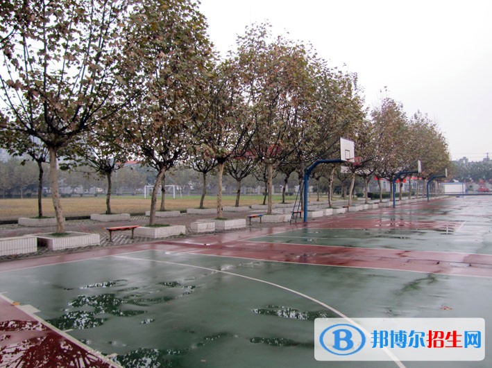 隨著中考成績的公布，越來越多的家長開始踏上找學(xué)校的路，都想了解更多的學(xué)校信息，下面小編就給大家介紹四川廣播電視中等專業(yè)學(xué)校的相關(guān)信息，以供大家參考了解。  四川廣播電視中等專業(yè)學(xué)校招生辦電話：028-87489133。  四川廣播電視中等專業(yè)學(xué)校咨詢電話：028-87480035。  四川廣播電視中等專業(yè)學(xué)校招生辦地址：四川省成都市武侯區(qū)武青北路7號。  四川廣播電視中等專業(yè)學(xué)校拓展閱讀 學(xué)前教育專業(yè)介紹  1、培養(yǎng)目標(biāo)  本專業(yè)培養(yǎng)德、智、體、美全面發(fā)展、適應(yīng)二十一世紀(jì)幼兒教育改革和發(fā)展需要的、具有扎實的科學(xué)文化基礎(chǔ)和較強(qiáng)的英語運(yùn)用能力以及全面的學(xué)前教育專業(yè)知識和技能，具有創(chuàng)新能力、教育科研能力和終身學(xué)習(xí)能力的幼兒教育及幼兒英語教育工作的專門人才。  2、培養(yǎng)要求  本專業(yè)要求學(xué)生掌握本專業(yè)的基本理論、基礎(chǔ)知識和基本的教學(xué)技能，了解國內(nèi)外學(xué)前教育理論及我國幼教改革動態(tài)，具有較強(qiáng)的教育科研能力;具有較強(qiáng)的口語表達(dá)能力，掌握一門外語(注重口語音準(zhǔn)和課件制作能力)，能勝任保育和教育工作，能勝任社區(qū)普及幼兒教育理論普及工作，具有一定創(chuàng)設(shè)幼兒園教育環(huán)境的能力，具有健康的身體素質(zhì)和心理素質(zhì)。  3、畢業(yè)生應(yīng)掌握的知識和應(yīng)具備的技能、能力  (1)、具有進(jìn)行幼兒園英語及雙語教學(xué)設(shè)計、實施的能力;  (2)、具有一定樂理知識，把握鋼琴、歌唱、舞蹈、繪畫、制作玩教具等技能技巧，具有對幼兒進(jìn)行彈、唱、挑、畫、表演等綜合藝術(shù)教育的能力;  (3)、掌握幼兒教育學(xué)、心理學(xué)知識，具有針對幼兒身心發(fā)展年齡特點(diǎn)實施教育的基本能力;  (4)、掌握幼兒生長發(fā)育規(guī)律的知識和健康檢測技術(shù)、心理健康咨詢技術(shù)，具有對幼兒進(jìn)行身心健康進(jìn)行教育的能力;  (5)、掌握學(xué)前教育科研方法，具有教研、科研的實施方案實際及操作能力。  4、專業(yè)所適應(yīng)的業(yè)務(wù)范圍  學(xué)生畢業(yè)后主要在各幼兒教育機(jī)構(gòu)從事幼兒雙語教育、保育及其它學(xué)前教育教學(xué)與管理工作。  小編總結(jié) 以上就是邦博爾小編給同學(xué)們整理的四川廣播電視中等專業(yè)學(xué)校的信息，敢不敢，跟今天來個約定：從今天起，做快樂的自己，你簡單，世界就是童話;做勇敢的自己，持續(xù)朝著陽光走，影子就會躲在后面;做懂愛的自己，愛每一個平淡又溫情的日子;做進(jìn)取的自己，始終走在追逐夢想的路上?？鞓放c年齡無關(guān)，與心境相關(guān)!如果還想了解更多相關(guān)信息，也可以多瀏覽邦博爾網(wǎng)站，小編也預(yù)祝每一位同學(xué)能夠找到心儀的學(xué)校。