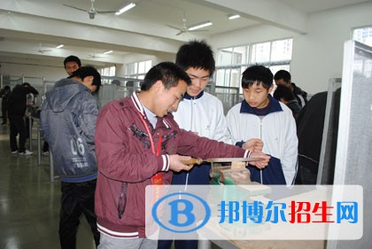 大竹縣中峰職業(yè)技術(shù)學(xué)校2018年報(bào)名條件、招生對(duì)象