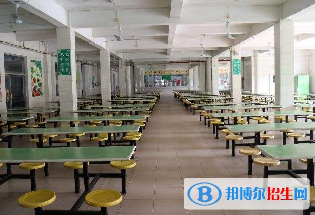 承德華中管理中專學校宿舍條件