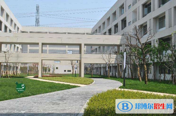 重慶商務(wù)職業(yè)學(xué)院?jiǎn)握泻?jiǎn)章