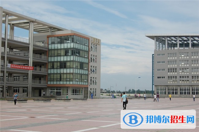 四川國(guó)盛技工學(xué)校招生辦聯(lián)系電話