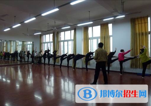 巴中中專(zhuān)學(xué)校好還是高中好