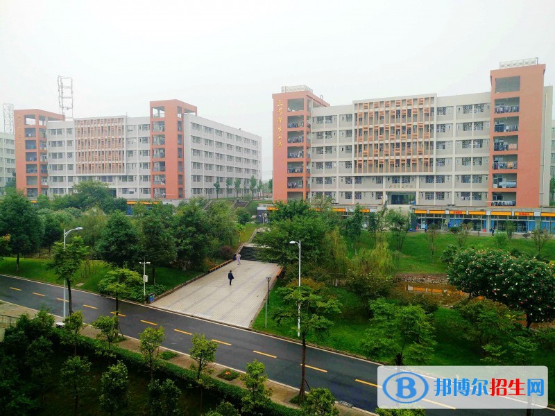 成都工業(yè)職業(yè)技術學院五年制大專學校收費標準