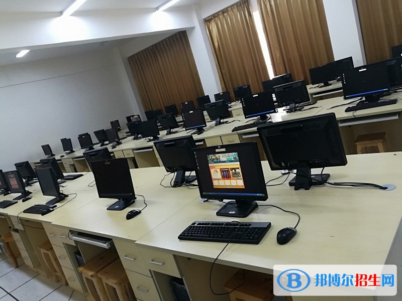四川省馬爾康民族師范學(xué)校五年制大專收費(fèi)標(biāo)準(zhǔn)