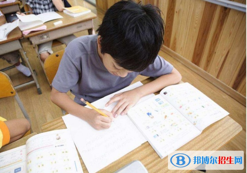 湖南上中專學校多少錢
