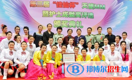 重慶初中生中考直接能報考衛(wèi)校嗎