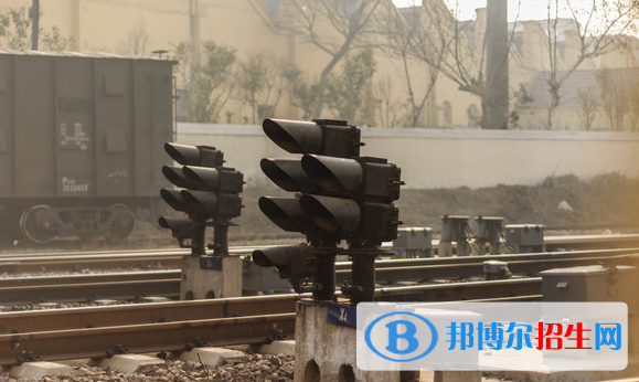 陜西鐵路學(xué)校中專升大專考什么