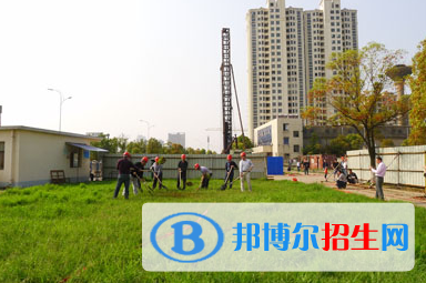 江西化學(xué)工業(yè)技工學(xué)校2020年招生辦聯(lián)系電話(huà)