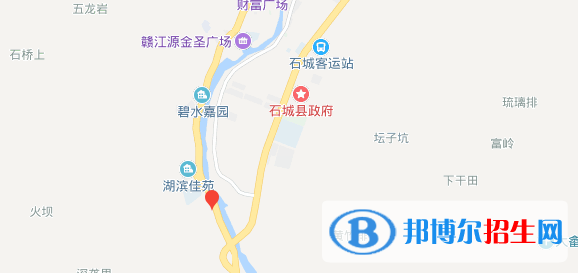 在決定報(bào)考哪一所學(xué)校以前，我們要對(duì)學(xué)校做全面的了解，其中就包括了學(xué)校的地址信息。很多同學(xué)都認(rèn)為等到錄取以后再了解學(xué)校地址更合理，其實(shí)不然，在確定報(bào)考這所學(xué)校以前我們就應(yīng)該了解好學(xué)校的地址，來(lái)確定自己是否愿意去往當(dāng)?shù)鼐妥x，畢竟每個(gè)地方的交通、氣候都是不同的。  石城職業(yè)技術(shù)學(xué)校地址：石城縣古樟工業(yè)園區(qū)206國(guó)道旁  石城職業(yè)技術(shù)學(xué)校郵編：342708  石城職業(yè)技術(shù)學(xué)校簡(jiǎn)介 石城縣職業(yè)技術(shù)學(xué)校是江西省石城縣唯一一所公辦職業(yè)技術(shù)學(xué)校，其創(chuàng)辦于1958年，目前正與江西贛州技師學(xué)院聯(lián)合辦學(xué)，發(fā)展迅速，辦學(xué)前景十分廣闊。學(xué)校座落于閩贛交界的石城縣古樟工業(yè)園區(qū)206國(guó)道旁，隨著鷹瑞高速及石吉高速的開(kāi)工建設(shè)，以及福建被國(guó)務(wù)院批準(zhǔn)為海峽西岸經(jīng)濟(jì)發(fā)展改革試驗(yàn)區(qū)，更為這方作為對(duì)接長(zhǎng)珠閩的熱土注入了新的生機(jī)和活力。  石城職業(yè)技術(shù)學(xué)校師資力量 學(xué)校奉行“專家治校，名師執(zhí)教”的方針，面向全國(guó)招聘教師，在全校65名教職工之中具有“雙師型”的教師就有25人。其中任教師本科以上學(xué)歷38人，中、高級(jí)職稱22人，技師8人。廣大教職工“樂(lè)教、勤教、善教”，教書育人，德才兼?zhèn)洹? 小編總結(jié) 我們可以了解到石城職業(yè)技術(shù)學(xué)校的具體地址為石城縣古樟工業(yè)園區(qū)206國(guó)道旁。在知道石城職業(yè)技術(shù)學(xué)校的地址以后，接下來(lái)對(duì)學(xué)校十分感興趣的同學(xué)有條件的話還可以去到學(xué)校進(jìn)行實(shí)地考察，看看學(xué)校的教學(xué)樓、實(shí)訓(xùn)樓、宿舍樓的條件如何。