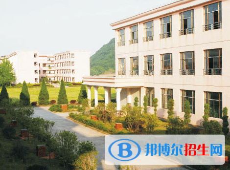 問(wèn)：廣豐職業(yè)高級(jí)中學(xué)怎么樣?好不好?  答：廣豐職業(yè)高級(jí)中學(xué)是一所辦學(xué)條件優(yōu)越，環(huán)境優(yōu)雅，師資力量雄厚，教學(xué)設(shè)施齊全的職業(yè)高級(jí)中學(xué)。多年來(lái)榮譽(yù)不斷，擁有“廣豐縣文明學(xué)校”等一系列榮譽(yù)稱號(hào)。  廣豐職業(yè)高級(jí)中學(xué)簡(jiǎn)介 廣豐職業(yè)高級(jí)中學(xué)，前身為廣豐計(jì)算機(jī)學(xué)校，創(chuàng)辦于1998年，它位于美麗的豐溪河畔，與祥和的永和塔隔河相望。占地五十余畝，建筑面積2萬(wàn)多㎡，環(huán)境幽雅、設(shè)備齊全、師資雄厚，是廣豐縣唯的省示范中等職業(yè)學(xué)校;榮獲：“江西省示范中等職業(yè)學(xué)校”、“上饒市先進(jìn)學(xué)校”、“上饒市軍(警)民共建社會(huì)主義精神文明先進(jìn)單位”、“廣豐縣文明學(xué)校”、“廣豐縣教育教學(xué)先進(jìn)學(xué)校”。  廣豐職業(yè)高級(jí)中學(xué)辦學(xué)模式 為滿足社會(huì)對(duì)專業(yè)人才的大量需求及廣大學(xué)子就讀大學(xué)的愿望，我校整合優(yōu)質(zhì)資源，明晰辦學(xué)思路，經(jīng)省教育廳備案，先后與九江職業(yè)大學(xué)、江西信息應(yīng)用職業(yè)技術(shù)學(xué)院等高校簽訂中高職對(duì)接合作協(xié)議，實(shí)行“3+2”分段培養(yǎng)模式，應(yīng)屆初中畢業(yè)生在我校學(xué)習(xí)三年后直接升入高校學(xué)習(xí)。開設(shè)有：三校生高考班、建筑工程施工、小學(xué)教育(師范類)、學(xué)前教育、會(huì)計(jì)專業(yè)(金融服務(wù)方向)、旅游管理專業(yè)(高鐵乘務(wù)方向)、室內(nèi)設(shè)計(jì)、計(jì)算機(jī)應(yīng)用等數(shù)十個(gè)專業(yè)。同時(shí)與上海應(yīng)用技術(shù)大學(xué)、西南大學(xué)、江西師大、宜春幼教高專等高校合作辦學(xué)，著力培養(yǎng)技術(shù)人才和暢通高考升學(xué)捷徑。  為滿足當(dāng)前社會(huì)對(duì)專業(yè)人才的大量需求及廣大學(xué)子對(duì)就讀大學(xué)的渴望，我校整合優(yōu)勢(shì)資源，明晰辦學(xué)思路。著力培養(yǎng)新型的專業(yè)人才和暢 通高考升學(xué)捷徑，努力服務(wù)廣豐經(jīng)濟(jì)社會(huì)發(fā)展。  廣豐職業(yè)高級(jí)中學(xué)教學(xué)設(shè)施 學(xué)校辦學(xué)條件優(yōu)越，環(huán)境優(yōu)雅，師資力量雄厚，教學(xué)設(shè)施齊全，設(shè)備先進(jìn)，實(shí)訓(xùn)、實(shí)驗(yàn)場(chǎng)所完備?，F(xiàn)擁有計(jì)算機(jī)200余臺(tái)，電子電工實(shí)驗(yàn)室、語(yǔ)音室、投影室、圖書閱覽室、多媒體網(wǎng)絡(luò)教學(xué)系統(tǒng);還擁有數(shù)控、模具、電焊、鉗工等實(shí)訓(xùn)車間、全真模擬銀行實(shí)訓(xùn)室。有標(biāo)準(zhǔn)田徑場(chǎng)、足球場(chǎng)、籃球場(chǎng)、舞蹈房、鋼琴室、書法美術(shù)工作室、教職工文化活動(dòng)室等一應(yīng)俱全，并與國(guó)內(nèi)多家知名單位共建校外實(shí)訓(xùn)基地十余個(gè)。  小編總結(jié) 選擇學(xué)校是不能著急的，每個(gè)學(xué)校都有自己的優(yōu)勢(shì)和劣勢(shì)，小伙伴們可以將多個(gè)學(xué)校的資料收集好以后放在一起進(jìn)行對(duì)比?？纯茨囊凰鶎W(xué)?？梢蕴峁┳约鹤钚枰臈l件，例如好的教學(xué)資源、師資力量等等，而不是盲目報(bào)考。不要浪費(fèi)了自己的青春，辜負(fù)了自己的努力。