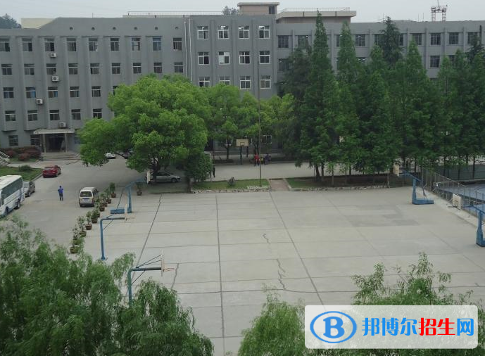 東風(fēng)汽車公司高級(jí)技工學(xué)校5
