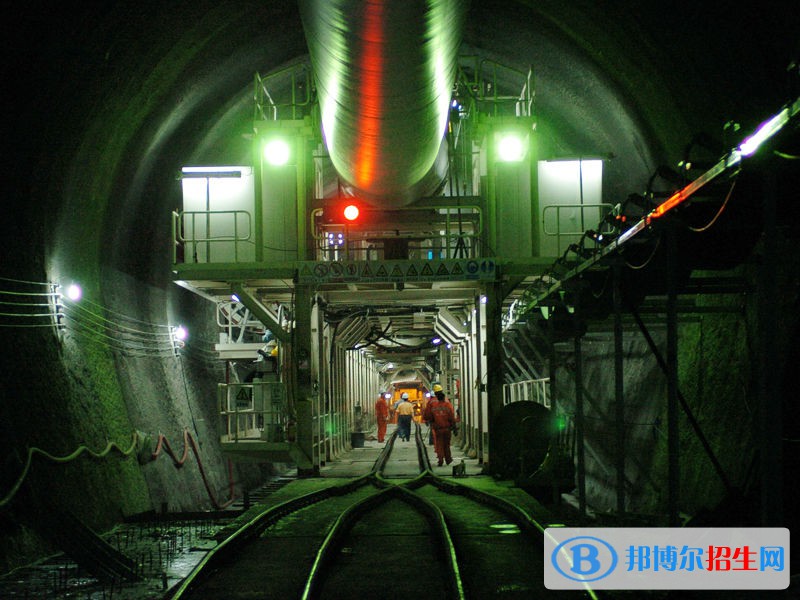 成都2020年中專鐵路學(xué)?？梢钥即髮? width=
