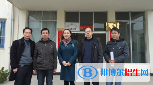 學生在選擇一所學校的時候，就可以知道每所學校的情況是有所不同的，那么學生就可以提前去了解這所學校的相關情況，甚至是去了解這所學校好不好，是不是適合自己就讀的學校，這些都是需要學生自己去了解情況的，畢竟這是學生在選擇學校。  容縣衛(wèi)生學校性質：公辦學校  容縣衛(wèi)生學校招生辦聯系電話：0775-5322773  容縣衛(wèi)生學校地址：廣西容縣容州鎮(zhèn)沿江北街52號  容縣衛(wèi)生學校簡介 廣西容縣衛(wèi)生學校是1958年成立的公辦普通中專學校，學校環(huán)境優(yōu)美，師資力量雄厚，積累了豐富的教學管理經驗，我們的辦學理念是“以質量為宗旨，以就業(yè)為導向”。  容縣衛(wèi)生學校辦學理念 學校堅持強化質量管理，不斷提高教學質量，提升辦學層次。經廣西教育廳批準，我校1999年起與廣西中醫(yī)藥大學(原廣西中醫(yī)學院)成教院合作，在容縣衛(wèi)校舉辦護理、臨床醫(yī)學、藥劑等專業(yè)的成人大專、本科業(yè)余班，為我校中專在校生、應屆畢業(yè)生和在職醫(yī)護人員攻讀大專、本科學歷創(chuàng)造了更有利的條件。  在選擇了一所學校之后，學生就會知道容縣衛(wèi)生學校的辦學情況是比較好的，甚至是適合大部分的學生選擇就讀的學校。如果有了解更過有關容縣衛(wèi)生學校的相關信息，學生是可以直接直接關注有關學校的網站信息的。