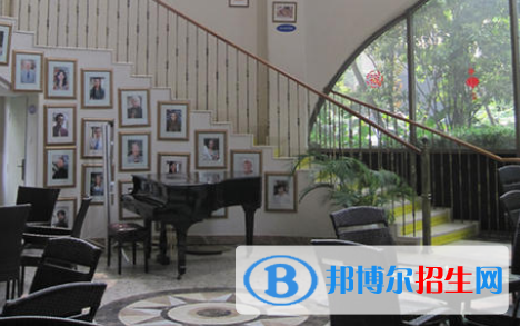 成都麓山國際光亞學(xué)校高中部