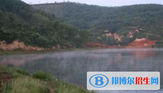 銅川印臺區(qū)高樓河中學(xué)2020年招生辦聯(lián)系電話