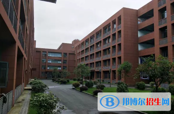 重慶人文藝術(shù)職業(yè)學校2022年招生錄取分數(shù)線 width=