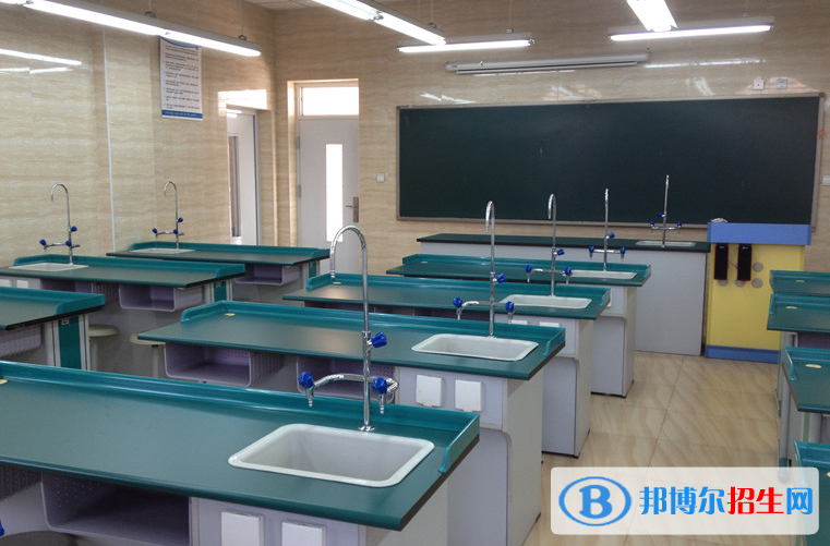北京愛迪國際學(xué)校初中部2020年招生辦聯(lián)系電話