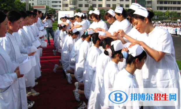 同學(xué)在選擇學(xué)校的時候看看學(xué)校的教學(xué)情況和專業(yè)設(shè)置，選擇學(xué)校專業(yè)可以看看專業(yè)的課程和就業(yè)前景等。衛(wèi)校就是培養(yǎng)基礎(chǔ)醫(yī)護(hù)類專業(yè)的學(xué)校，學(xué)校開設(shè)的專業(yè)是多種多樣的，且每個專業(yè)面向的方向也都是不一樣的，同學(xué)們在選擇專業(yè)的時候一定要慎重的考慮，選擇出自己最心儀的專業(yè)。  讀衛(wèi)校有哪些專業(yè) 護(hù)理專業(yè)：貫徹執(zhí)行黨和國家的教育方針和衛(wèi)生工作方針，為我國的醫(yī)療衛(wèi)生事業(yè)培養(yǎng) 德、智、體全面發(fā)展的具有現(xiàn)代護(hù)理知識、護(hù)理技能和理念的技能型護(hù)理人才， 畢業(yè)后能在各級醫(yī)療機(jī)構(gòu)從事臨床護(hù)理和保健護(hù)理工作。  藥劑專業(yè)：藥劑專業(yè)根據(jù)就業(yè)市場的需求開設(shè)三個就業(yè)方向，分別是藥學(xué)服務(wù)方向，即畢業(yè)后在社區(qū)醫(yī)院、零售藥店、診所等醫(yī)療機(jī)構(gòu)從事藥品調(diào)劑、管理、統(tǒng)計(jì)，進(jìn)行健康宣教及健康咨詢服務(wù)等工作。藥品經(jīng)營方向，即畢業(yè)后在大中型藥品批發(fā)企業(yè)、藥品零售企業(yè)從事物流管理、物流配送;藥品質(zhì)量管理和質(zhì)量檢驗(yàn)、入庫驗(yàn)收、在庫養(yǎng)護(hù)及出庫驗(yàn)發(fā)等工作。  助產(chǎn)專業(yè)：助產(chǎn)專業(yè)為各級醫(yī)療衛(wèi)生單位培養(yǎng)德、智、體、美全面發(fā)展，具有良好的職業(yè)道德、現(xiàn)代服務(wù)理念和具備臨床助產(chǎn)、臨床護(hù)理和婦幼保健工作必需的專業(yè)知識和技能的高素質(zhì)中、高級應(yīng)用型助產(chǎn)專門人才。我國實(shí)施二孩政策，各大醫(yī)院產(chǎn)科分娩量呈現(xiàn)“井噴”趨勢，急缺助產(chǎn)士工作人員。所以前景也是相當(dāng)不錯的。  護(hù)理專業(yè) 目前社會經(jīng)濟(jì)的發(fā)展，對醫(yī)療行業(yè)的要求越來越高，畢業(yè)生可以根據(jù)自己的實(shí)際實(shí)力選擇在民辦醫(yī)院和公辦醫(yī)院工作，而且方向也不一定僅僅限于這幾個，也還可以從事于育嬰師、私人家庭護(hù)理師、持有相關(guān)證書出國做護(hù)理師等等。  培養(yǎng)目標(biāo)：主要學(xué)習(xí)相關(guān)的人文社會科學(xué)知識和醫(yī)學(xué)基礎(chǔ)、預(yù)防保健的基本理論知識，受到護(hù)理學(xué)的基本理論、基本知識和臨床護(hù)理技能的基本訓(xùn)練，具有對服務(wù)對象實(shí)施整體護(hù)理及社區(qū)健康服務(wù)的基本能力  課程設(shè)置：人體解剖學(xué)、生理學(xué)、生物化學(xué)、病原微生物及免疫學(xué)基礎(chǔ)、病理學(xué)、藥理學(xué)、預(yù)防醫(yī)學(xué)、護(hù)理倫理學(xué)、護(hù)理心理學(xué)、健康評估、基礎(chǔ)護(hù)理學(xué)、護(hù) 理管理學(xué)、內(nèi)科護(hù)理學(xué)、外科護(hù)理學(xué)、婦產(chǎn)科護(hù)理學(xué)、兒科護(hù)理學(xué)、五官科護(hù)理學(xué)、精神病護(hù)理學(xué)、傳染病護(hù)理學(xué)、皮膚病護(hù)理學(xué)、社區(qū)護(hù)理學(xué)、急救護(hù)理等20余 門課程。  很多衛(wèi)校的一開始是只有護(hù)理、助產(chǎn)類的專業(yè)，但是隨著醫(yī)療技術(shù)的發(fā)展，人們的需求提升，開始開設(shè)了其他方向的醫(yī)護(hù)專業(yè)，到現(xiàn)在為止，衛(wèi)校所開設(shè)的專業(yè)就很多了，其實(shí)任何專業(yè)只要你學(xué)好了，未來的發(fā)展都不會差，但更重要的是要選擇一個你喜歡的專業(yè)，才能讓你更有學(xué)習(xí)的動力。