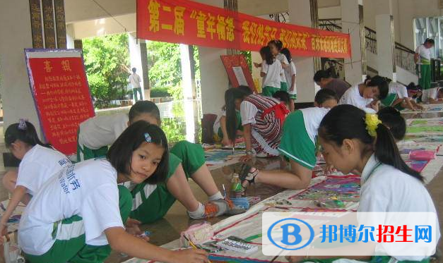 ?？诰吧綄W校2020年學費、收費多少