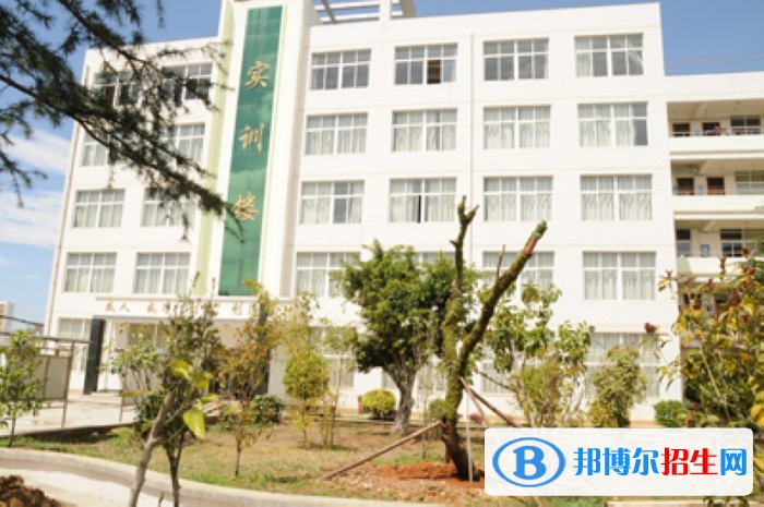 云南三鑫職業(yè)技術(shù)學(xué)院五年制大專2021年學(xué)費。收費多少