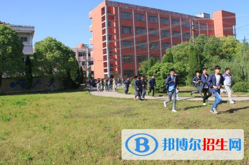 泰安機(jī)械電子工程學(xué)校2021年招生簡(jiǎn)章?現(xiàn)在很多學(xué)生，不知道自己的升學(xué)途徑該如何進(jìn)行下去，其實(shí)對(duì)于一些初中畢業(yè)不讀高中的學(xué)生來說，可以上中?；蛘呒夹W(xué)習(xí)一些專業(yè)技術(shù)，可以選擇汽修類的專業(yè)。以下是小編整理的泰安機(jī)械電子工程學(xué)校的招生計(jì)劃，僅供參考!  泰安機(jī)械電子工程學(xué)校招生專業(yè) 會(huì)計(jì)電算化：主要面向各類企事業(yè)單位，從事基層會(huì)計(jì)核算、基層財(cái)稅協(xié)管、銀行出納、商業(yè)及服務(wù)企業(yè)收銀、統(tǒng)計(jì)、營(yíng)銷及相關(guān)工作。2300元/年  物流服務(wù)與管理：主要面向現(xiàn)代物流活動(dòng)的企事業(yè)單位，從事采購管理、倉儲(chǔ)配送管理、運(yùn)輸管理、國(guó)際貨運(yùn)代理、商品包裝、流通加工、物流作業(yè)信息管理、物流設(shè)施管理等工作。  市場(chǎng)營(yíng)銷：主要面向生產(chǎn)、流通、服務(wù)類企業(yè)，從事市場(chǎng)調(diào)研、營(yíng)銷策劃、廣告策劃、市場(chǎng)開發(fā)、營(yíng)銷管理、客戶代表推銷服務(wù)及公關(guān)等工作。  國(guó)際商務(wù)：主要面向涉外企業(yè)、國(guó)際貨代公司、海關(guān)、港務(wù)及檢驗(yàn)檢疫等部門，從事單證員、跟單員、外銷員、報(bào)關(guān)員、報(bào)檢員、國(guó)際結(jié)算人員、外貿(mào)文員及涉外文秘等工作。  商務(wù)英語：主要面向涉外企事業(yè)單位，從事商務(wù)管理、經(jīng)貿(mào)英語翻譯、外貿(mào)業(yè)務(wù)、報(bào)關(guān)報(bào)檢、行政助理等工作。  旅游服務(wù)：與管理主要面向旅行社、旅游景點(diǎn)區(qū)、星級(jí)酒店等旅游企事業(yè)單位，從事旅游及酒店服務(wù)與管理工作。  泰安機(jī)械電子工程學(xué)校國(guó)家助學(xué)政策 1.學(xué)費(fèi)減免：從2012年秋季學(xué)期起，對(duì)公辦中等職業(yè)學(xué)校全日制正式學(xué)籍一、二、三年級(jí)在校生中所有農(nóng)村(含縣鎮(zhèn))學(xué)生、城市涉農(nóng)專業(yè)學(xué)生和家庭經(jīng)濟(jì)困難學(xué)生免除學(xué)費(fèi)(藝術(shù)類相關(guān)表演專業(yè)學(xué)生除外)，其中中職三年級(jí)學(xué)生的學(xué)費(fèi)根據(jù)上級(jí)文件規(guī)定主要通過校企合作、頂崗實(shí)習(xí)等方式獲取收入解決。  2.助學(xué)金：全日制正式學(xué)籍一、二年級(jí)在校涉農(nóng)專業(yè)學(xué)生和非涉農(nóng)專業(yè)家庭經(jīng)濟(jì)困難學(xué)生享受每生每年1500元的國(guó)家助學(xué)金。  泰安機(jī)械電子工程學(xué)校報(bào)名須知 1.選讀初中起點(diǎn)五年一貫制大專和三年制普通中專的學(xué)生，須學(xué)生本人前來辦理報(bào)名手續(xù)，并帶戶口本、第一學(xué)年的學(xué)費(fèi)、住宿費(fèi)和教材費(fèi)。  2.選讀初中起點(diǎn)五年一貫制大專的學(xué)生，須參加中考，并提交中考成績(jī)證明(待中考成績(jī)公布后送招生就業(yè)處)和初中學(xué)籍號(hào)。因招生計(jì)劃有限，學(xué)校將根據(jù)考生中考成績(jī)、品行及面試考察等情況擇優(yōu)錄取。  3.選讀高中起點(diǎn)一年制普通中專的學(xué)生，須學(xué)生本人前來辦理報(bào)名手續(xù)，并帶戶口本、高中畢業(yè)證、一學(xué)年的學(xué)費(fèi)、住宿費(fèi)和教材費(fèi)。  4.按照國(guó)家收費(fèi)規(guī)定，住宿費(fèi)每生每年500元;教材費(fèi)每生每年500元，多退少補(bǔ)。  5.新生報(bào)名手續(xù)辦理，隨到隨辦;開學(xué)時(shí)間為9月7日  職業(yè)學(xué)?，F(xiàn)在已經(jīng)是很多學(xué)生的一個(gè)選擇，包括上完大學(xué)大專的學(xué)生，也有回爐深造的，職業(yè)院校，培養(yǎng)的多為就業(yè)崗位直接需要的人才，與社會(huì)工作節(jié)奏接軌，對(duì)工作更容易上手，并且專業(yè)性更高，現(xiàn)在很多職業(yè)院校也是畢業(yè)后分配工作，還有學(xué)歷可拿，是一勞多獲的選擇。