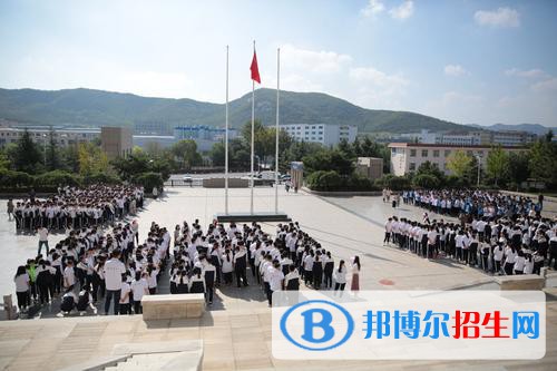威海衛(wèi)生學校2021年報名條件、招生要求、招生對象?在家長找學校的時候，對于學校的在校生的整體儀表儀容是非常在意的，因為在家長的觀點里學生就該有學生的樣子，所以學校在招生的時候就會提出相應的要求，保證在校生的安全，讓家長們放心，而小編就準備了威海衛(wèi)生學校招生要求，供與參考。  威海衛(wèi)生學校招生條件 1、慢性肝炎病人并且肝功能不正常者。(肝炎病原攜帶者，但肝功能正常者除外)者，請謹慎報讀。  2、熱愛醫(yī)學事業(yè)，愿意投身于醫(yī)療行業(yè)，致力于發(fā)展醫(yī)療事業(yè)。  3、高中畢業(yè)生及其同等學歷者(注：年齡在14歲-20歲之間)，應、往屆初。  4、支氣管擴張病。幼年時患過支氣管哮喘病，上高中后仍復發(fā)者，請謹慎報讀。  威海市衛(wèi)生學校1998年，全國取消了大中專畢業(yè)生統(tǒng)一分配，實行在國家政策指導下，供需見面，雙向選擇。  威海衛(wèi)生學校簡介 學校設(shè)立了招生就業(yè)指導辦公室，負責畢業(yè)生的信息查詢，就業(yè)指導，人才推薦，廣開就業(yè)渠道。每年畢業(yè)生畢業(yè)時，組織用人單位來校舉行人才交流會，推薦學生就業(yè)。  近年來，以護理、英語護理專業(yè)為依托，瞄準國際護理市場，先后向沙特、新加坡、英國勞務輸出200余人。畢業(yè)生的就業(yè)率達到98%以上。自1994年開始，我校先后同青島大學醫(yī)學院、濰坊醫(yī)學院、北京中醫(yī)藥大學網(wǎng)絡(luò)教育學院、山東大學網(wǎng)絡(luò)教育學院簽定了聯(lián)合辦學協(xié)議，學生足不出校，就可以考取以上院校的函授、對口高職、遠程教育，并取得?？埔陨蠈W歷。  家長在衡量學校的時候就對安全這個問題是非常在意的，畢竟很多家長是獨生子女，所以學校為在校生的安全也為家長們能夠放心，在新生前來報名的時候就會進行面試，從根源解決問題。